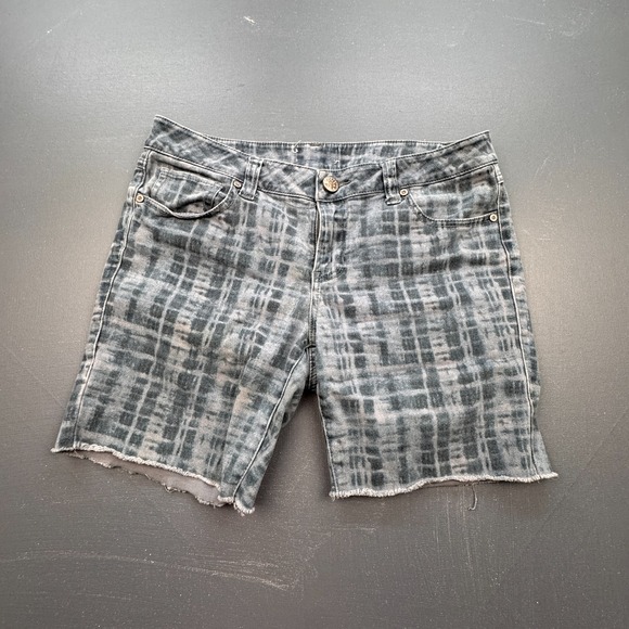 Women's Gray Denim Shorts Size 4/6 Distressed Raw Hem Tie Dye Print Casual - Picture 1 of 10
